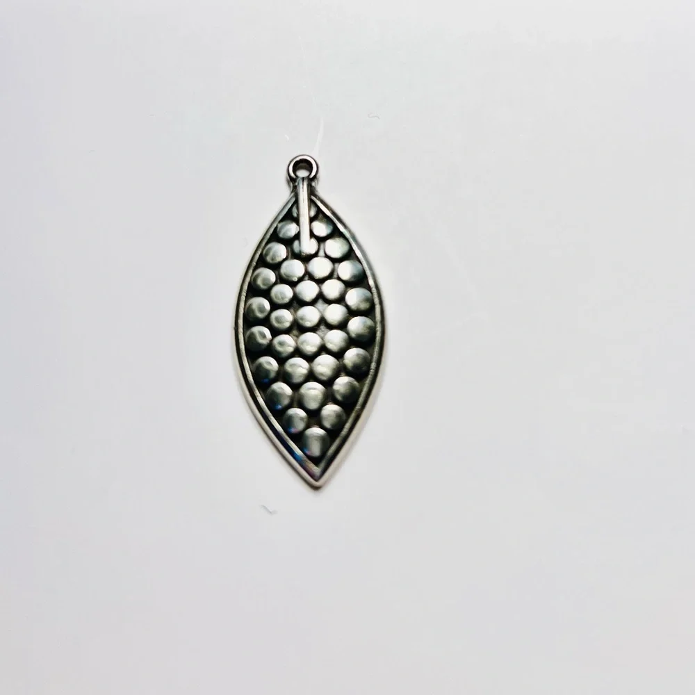 Pebble Leaf Silver plated Pendant - Picture 2 of 5